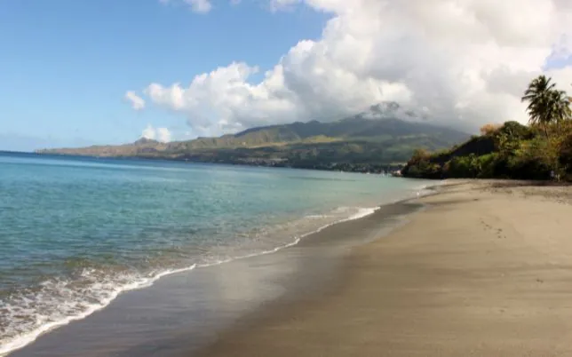 Schwarzer Sandstrand St. Pierre